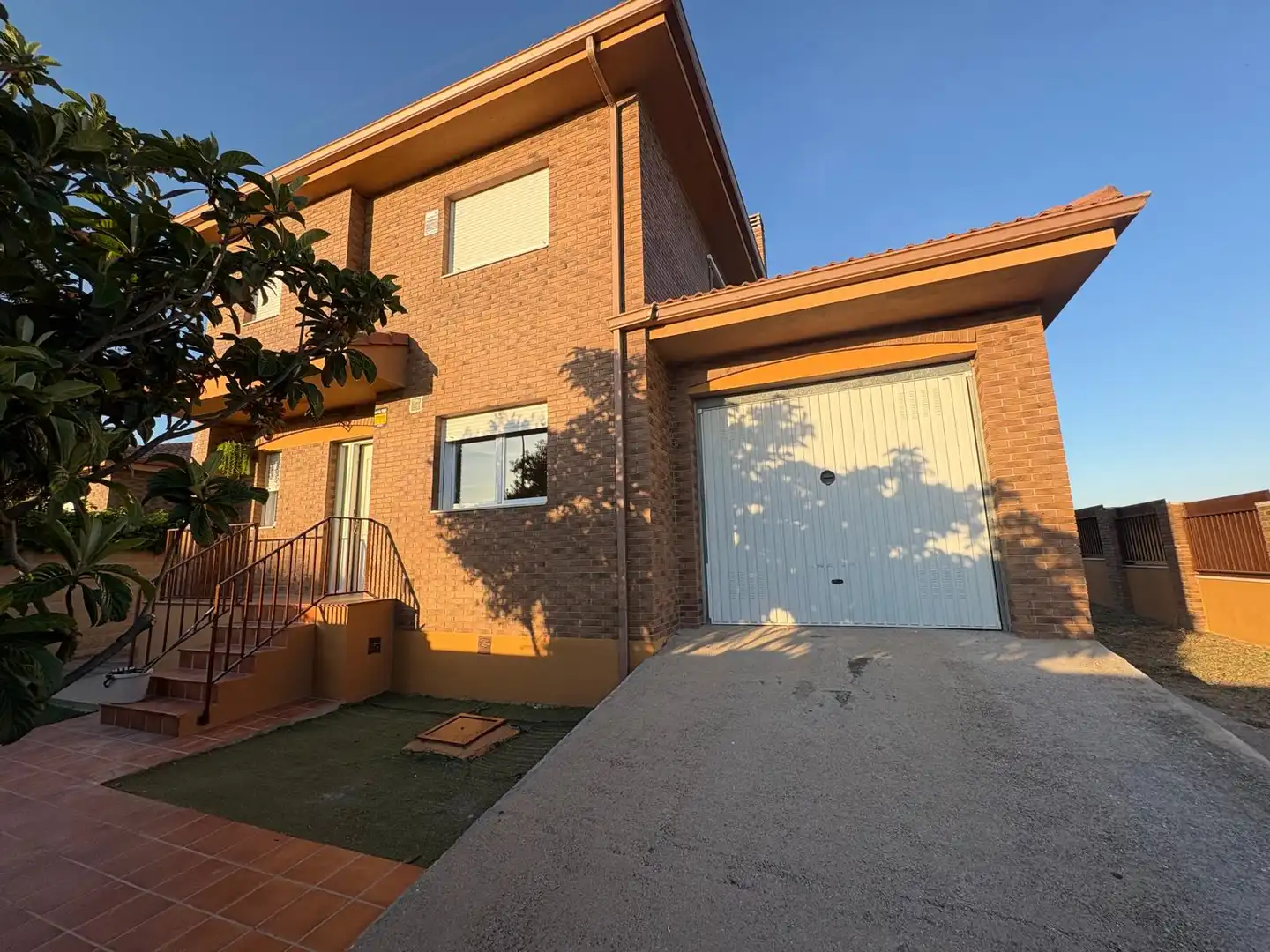 Vista exterior de Casa o xalet en venda en Torres de la Alameda amb Aire condicionat, Calefacció i Jardí privat