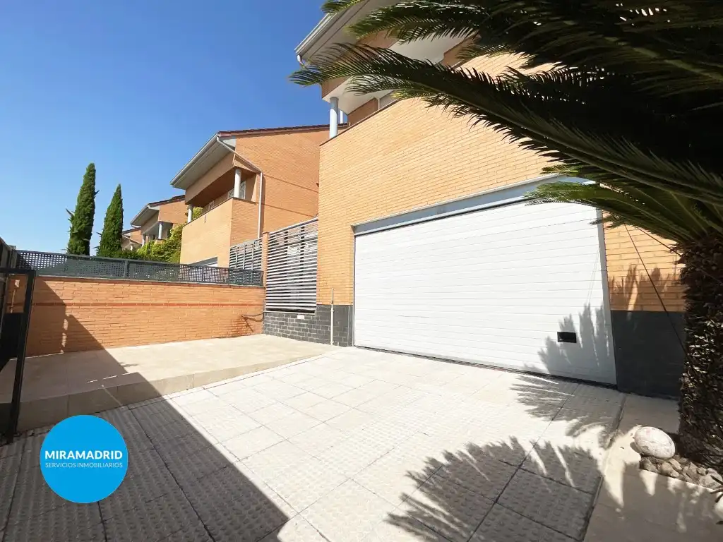 Exterior view of Detached homes for rent in Paracuellos de Jarama  with Air Conditioner and Swimming Pool