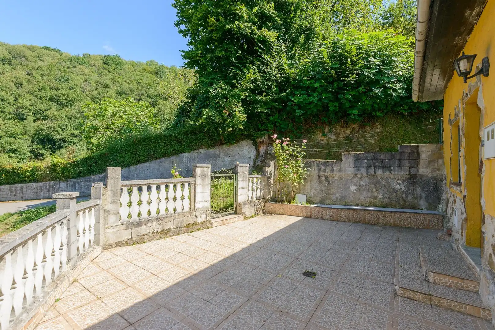 Terrassa de Casa adosada en venda en Mieres (Asturias) amb Jardí privat, Terrassa i Moblat