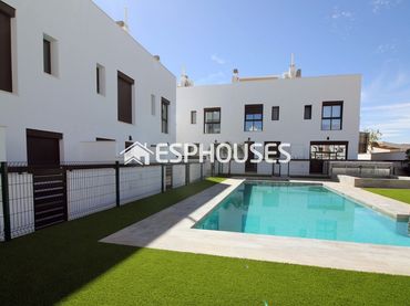 Casa pareada con balcón en venta en Pilar de la Horadada ciudad