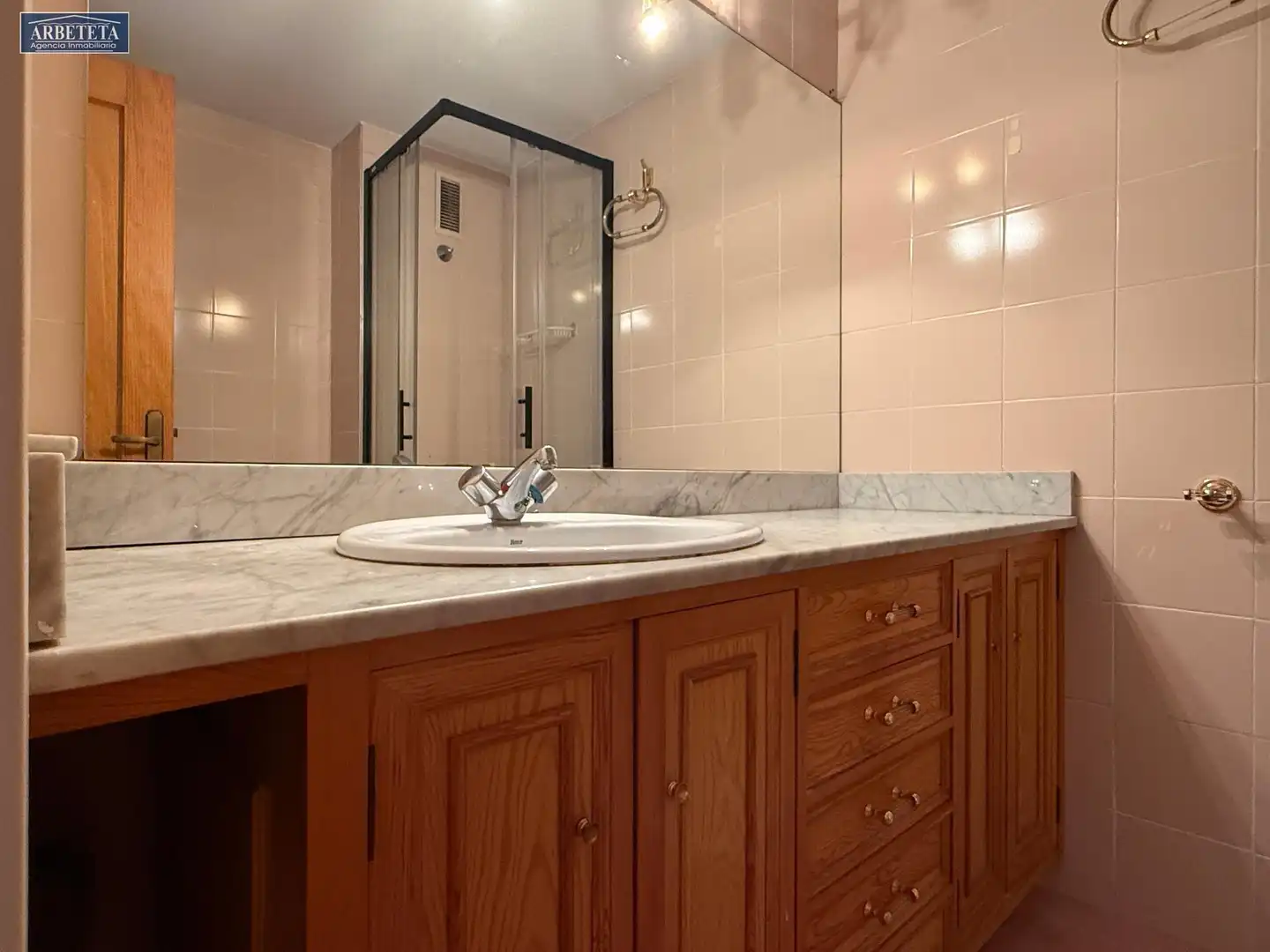 Badezimmer von Wohnung zur Miete in Guadalajara mit Parkett