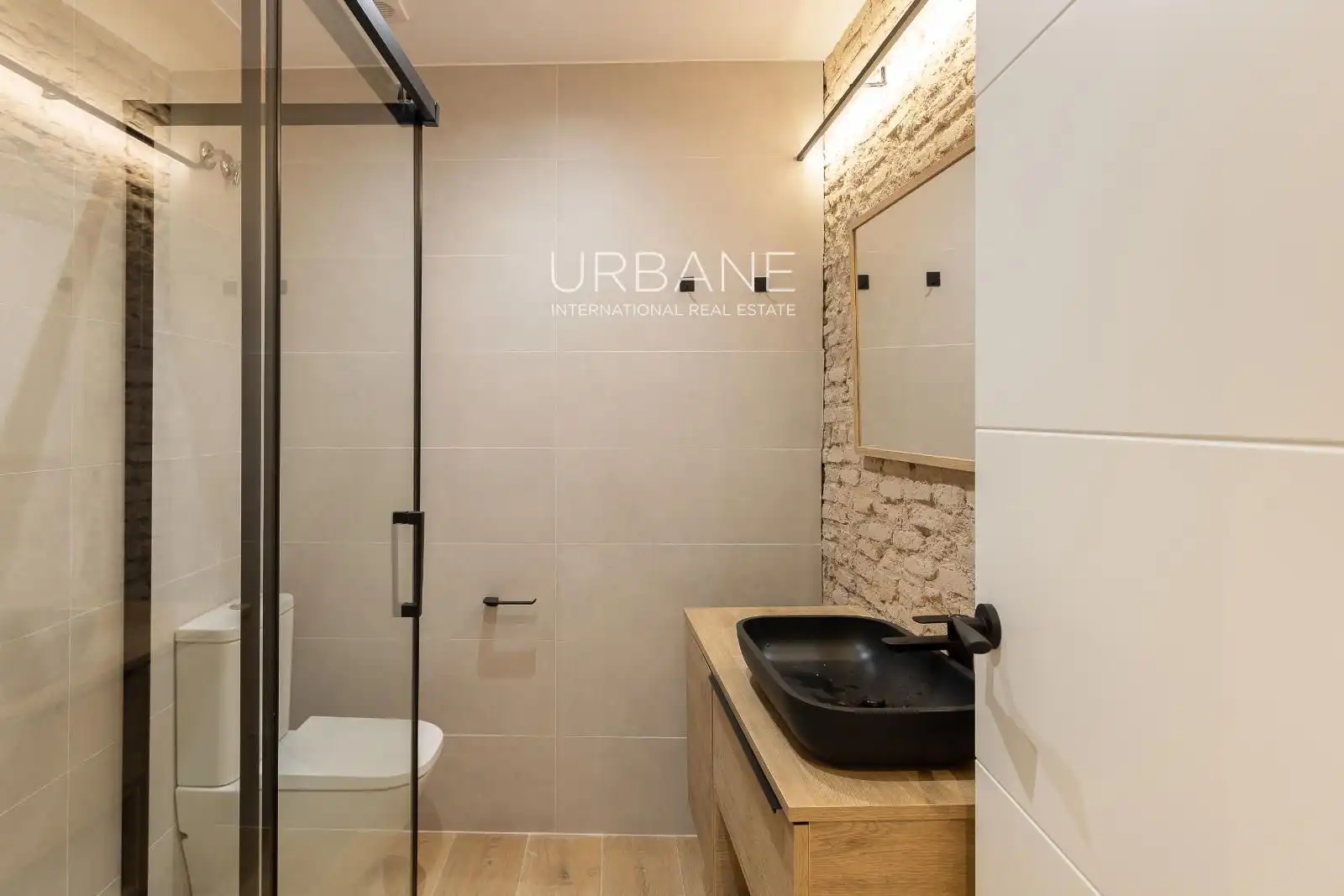 Badezimmer von Wohnung zum Verkauf in Barcelona mit Klimaanlage, Heizung und Parkett