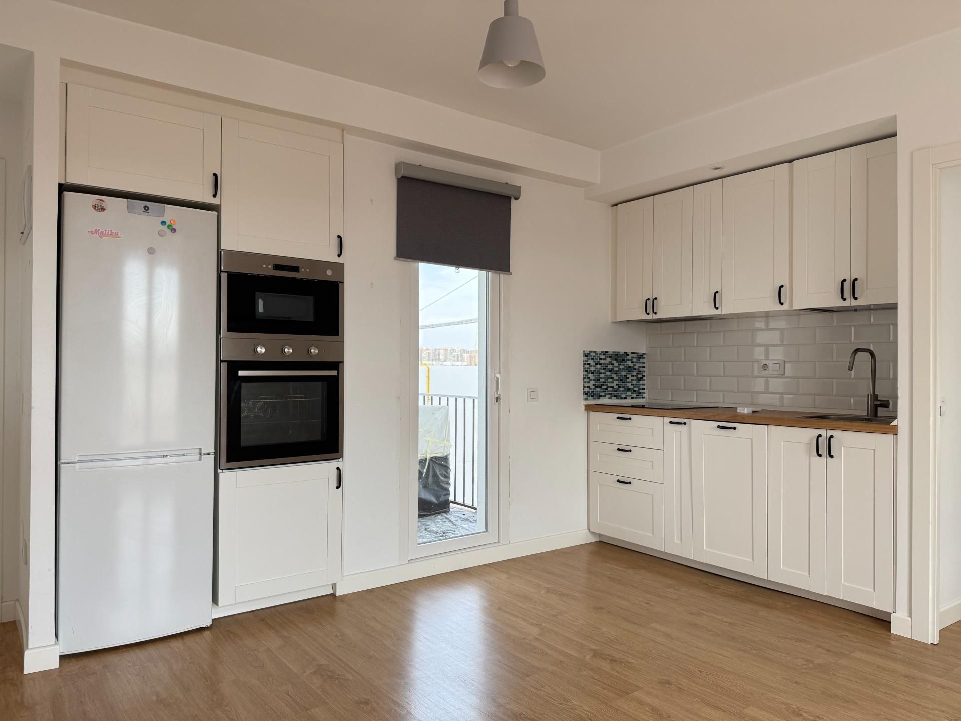 Cuina de Apartament de lloguer en  Madrid Capital amb Aire condicionat, Calefacció i Jardí privat