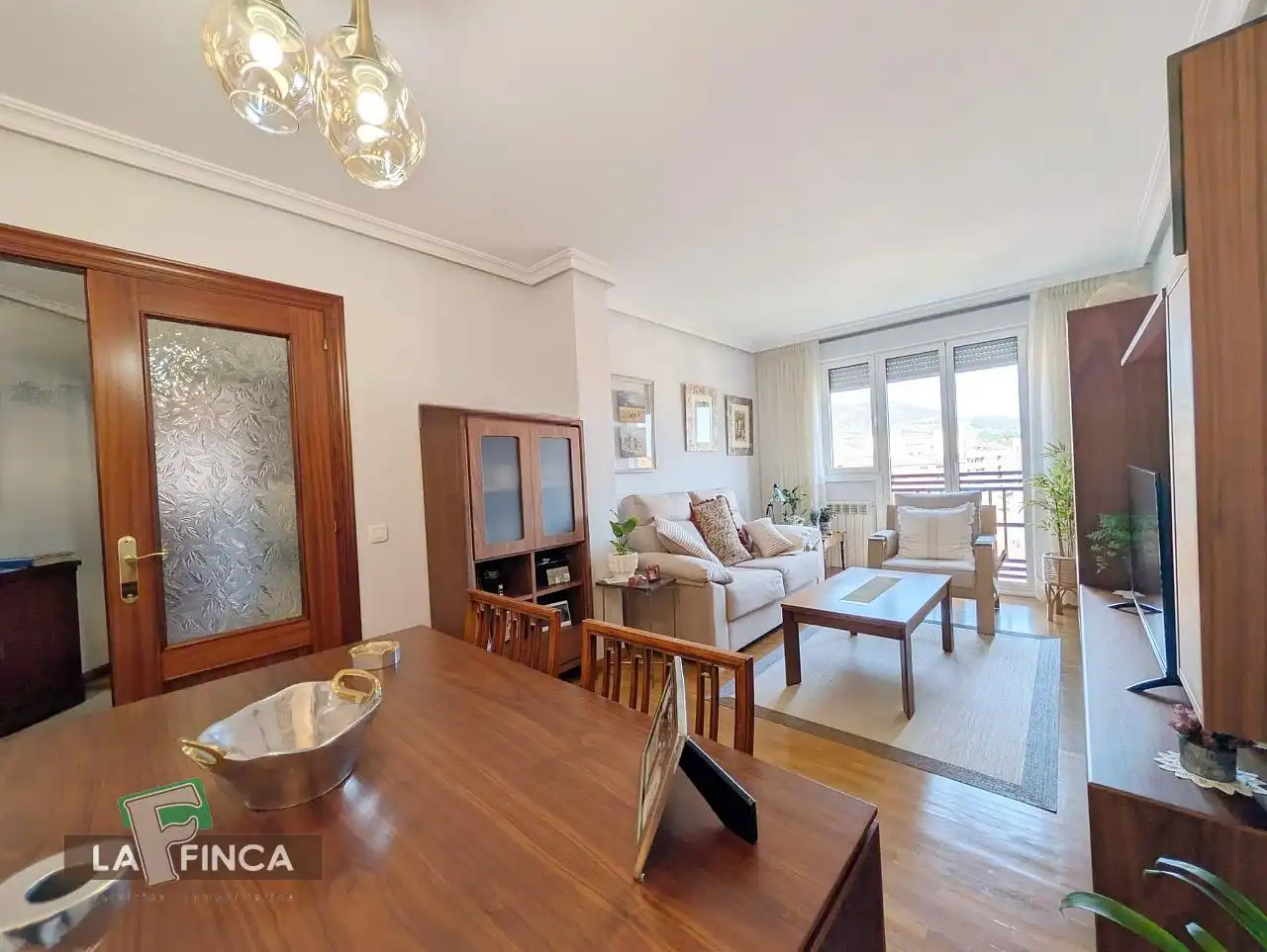 Sala d'estar de Pis en venda en Oviedo  amb Calefacció, Parquet i Traster