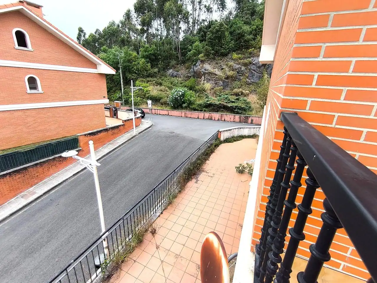 Vista exterior de Casa adosada en venta en Castro-Urdiales con Calefacción, Terraza y Balcón
