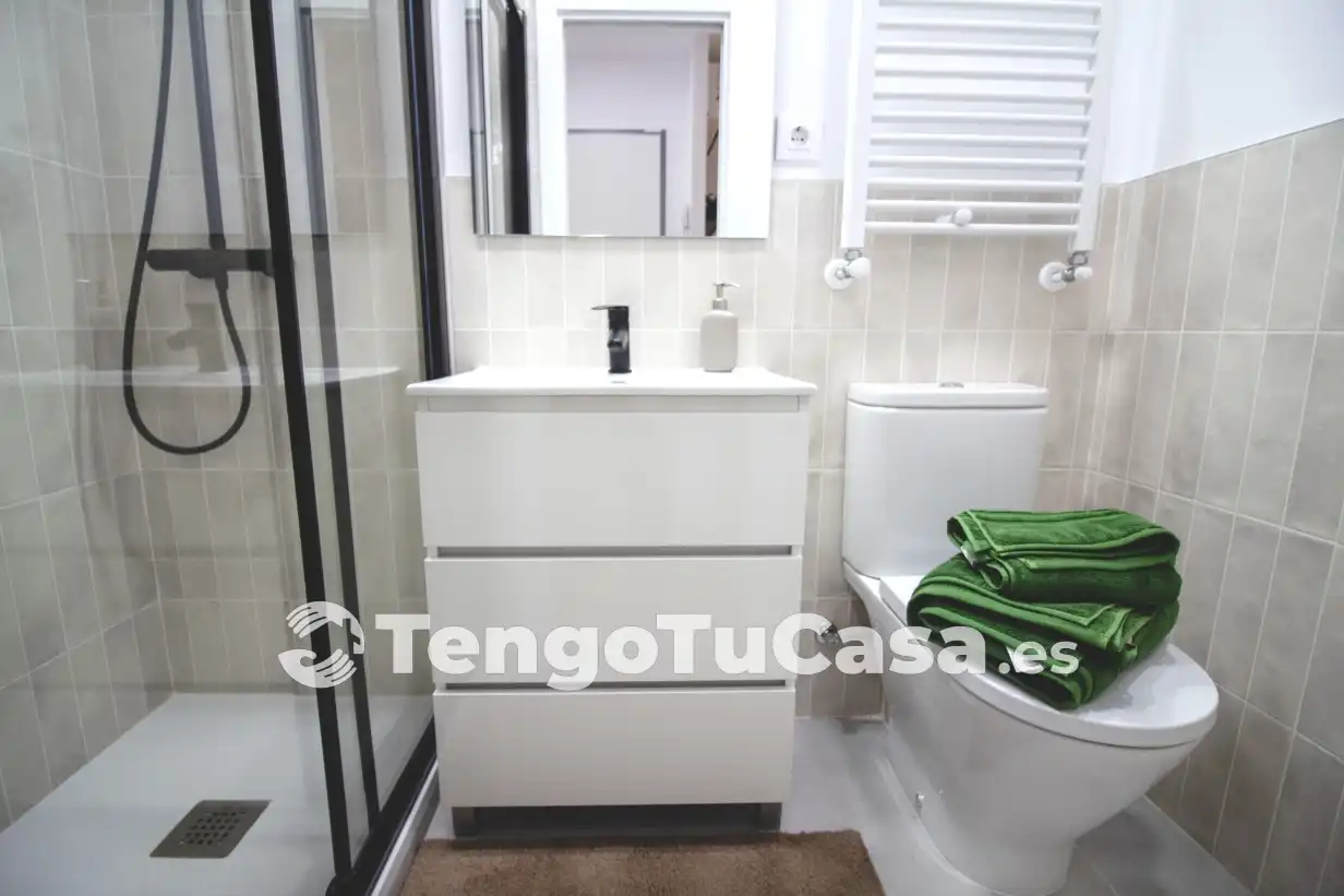 Bathroom of Flat for sale in Madrid  with Air Conditioner, Heating and Parquet flooring