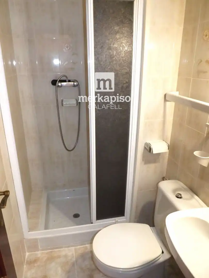 Badezimmer von Wohnung zum Verkauf in Calafell mit Klimaanlage, Heizung und Terrasse