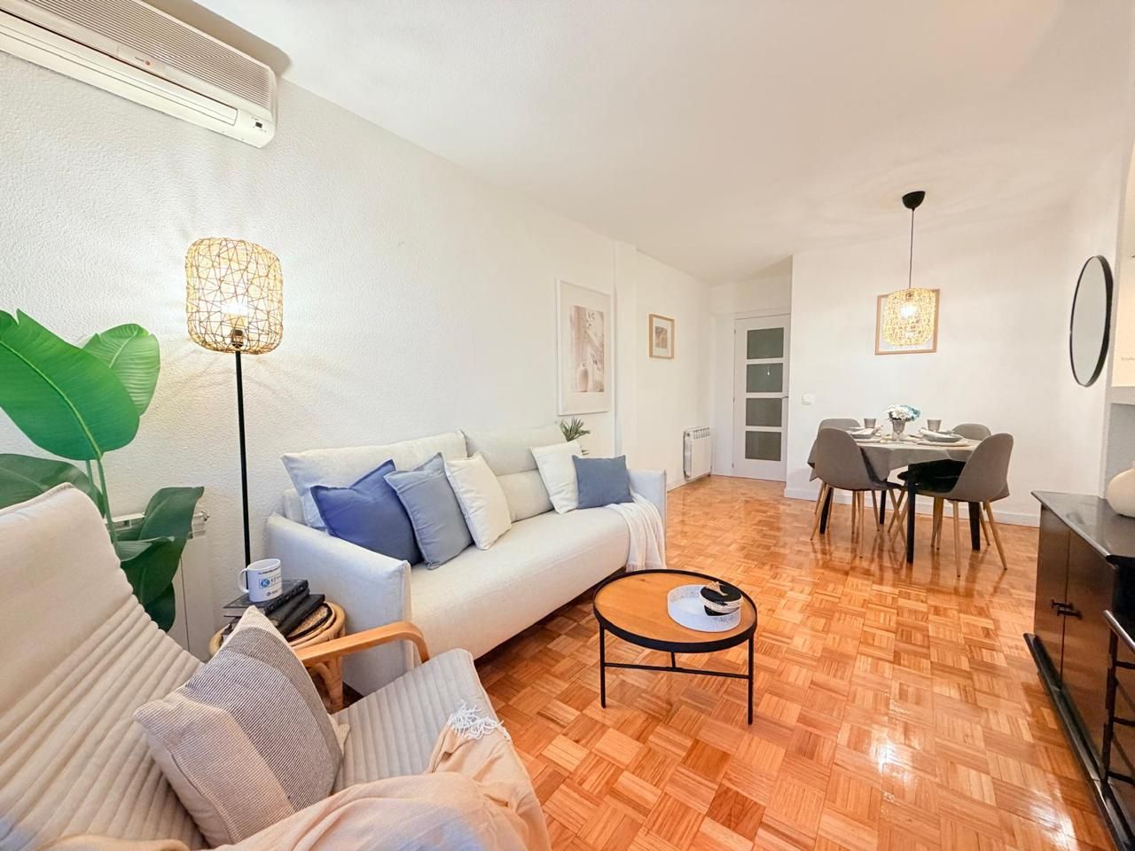 Sala de estar de Piso en venta en San Fernando de Henares con Aire acondicionado, Calefacción y Parquet