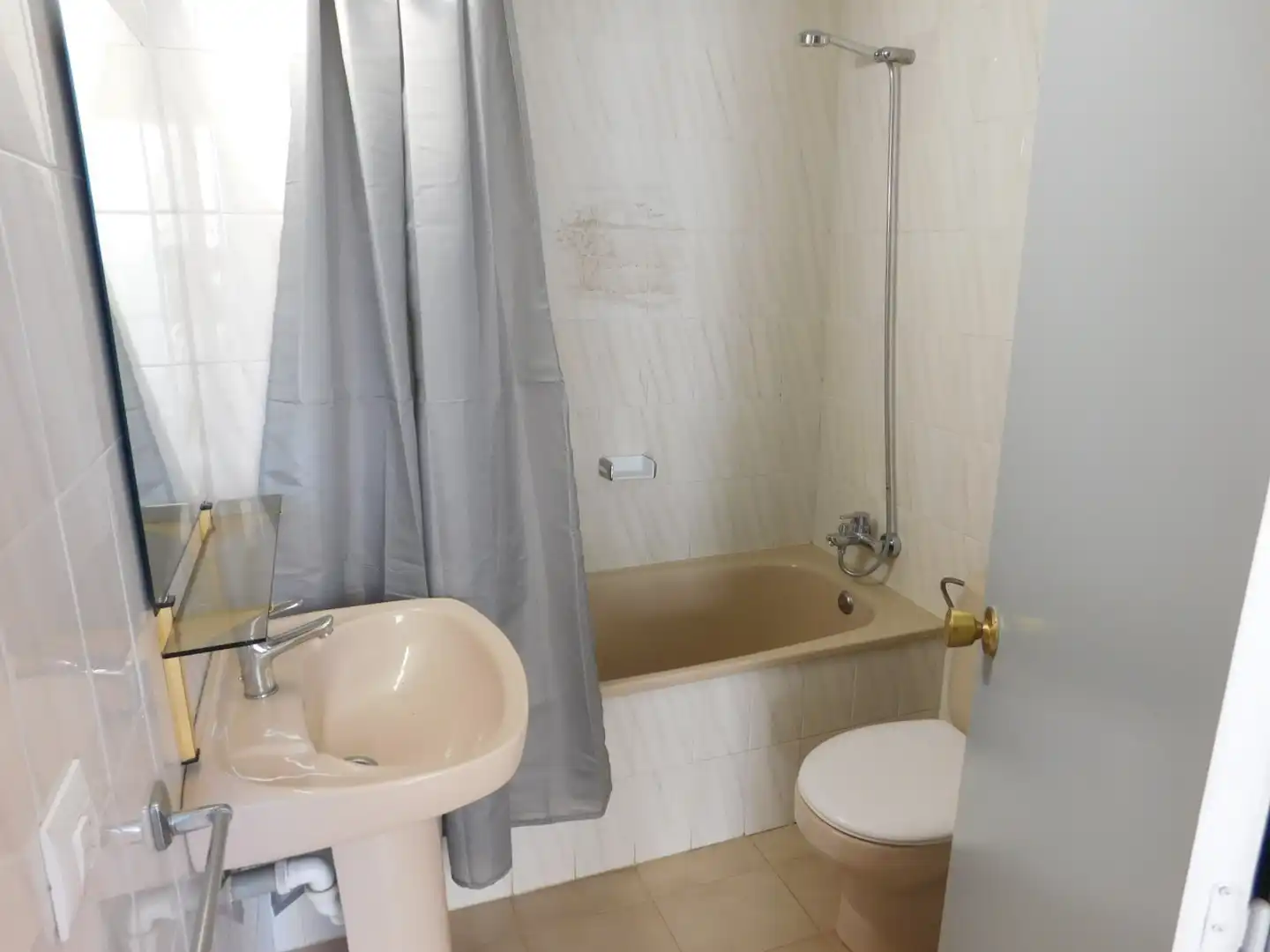 Baño de Estudio de alquiler en Roses con Amueblado, Horno y Lavadora