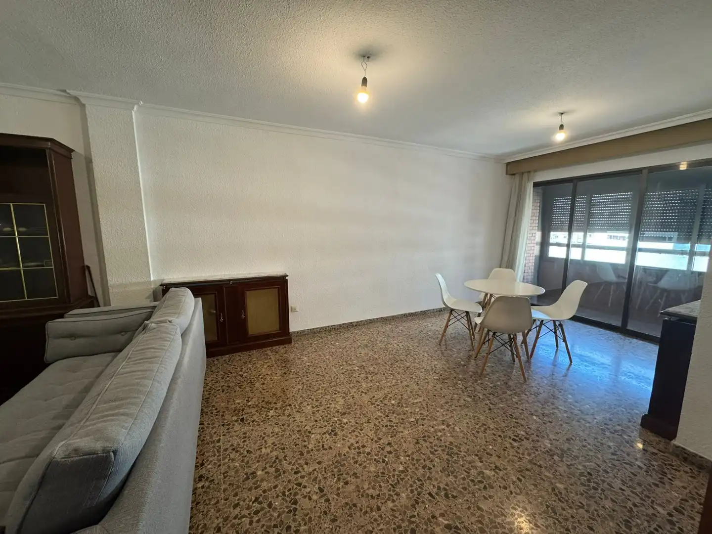 Sala d'estar de Pis de lloguer en Valencia amb Aire condicionat, Moblat i Balcó
