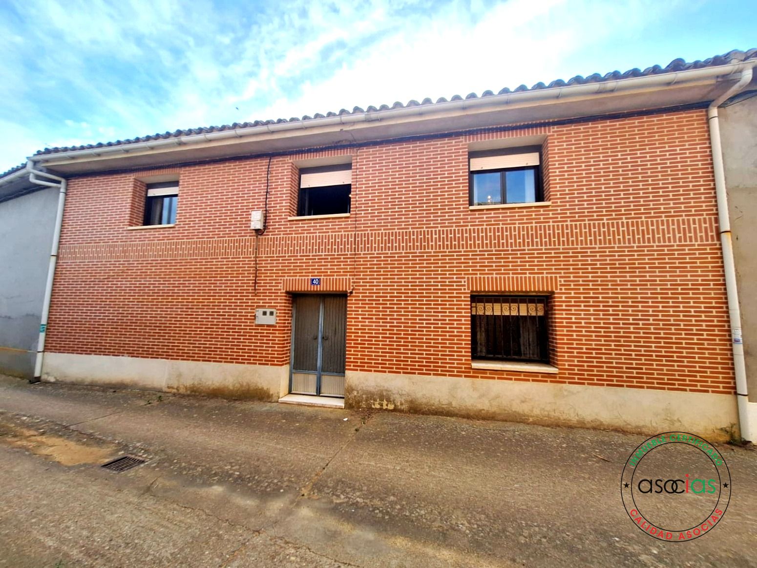 Vista exterior de Casa adosada en venda en Sahagún amb Jardí privat
