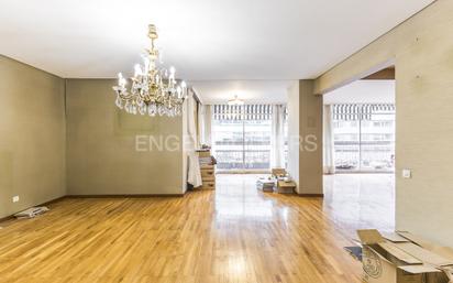 Sala d'estar de Apartament en venda en  Madrid Capital amb Aire condicionat, Calefacció i Parquet