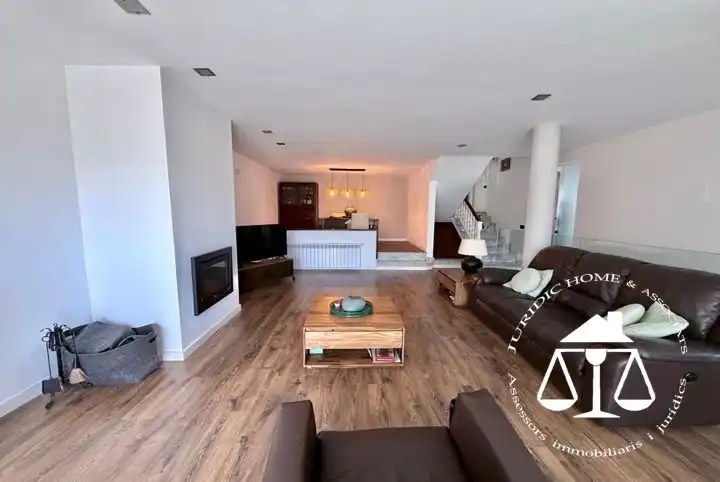 Sala d'estar de Casa o xalet en venda en Sant Boi de Llobregat amb Aire condicionat, Calefacció i Jardí privat