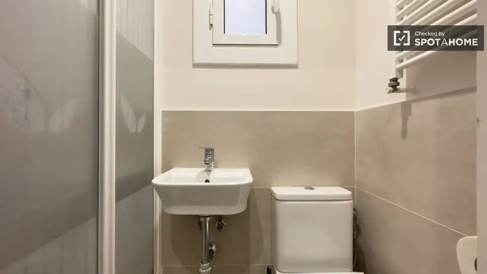 Bathroom of Flat for rent in Barcelona  with Air Conditioner, Heating and Furnished