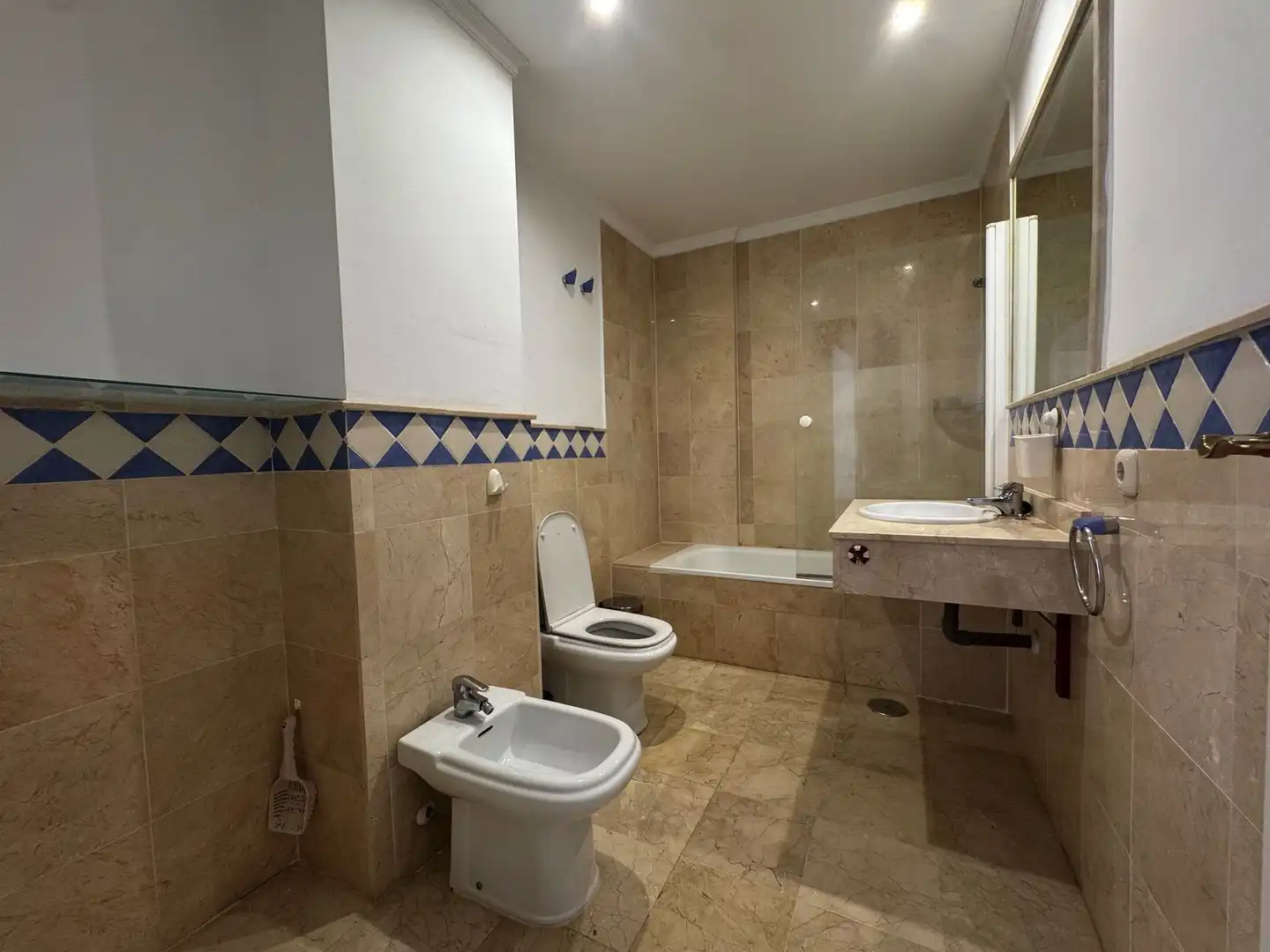 Baño de Piso en venta en Marbella con Terraza y Piscina comunitaria