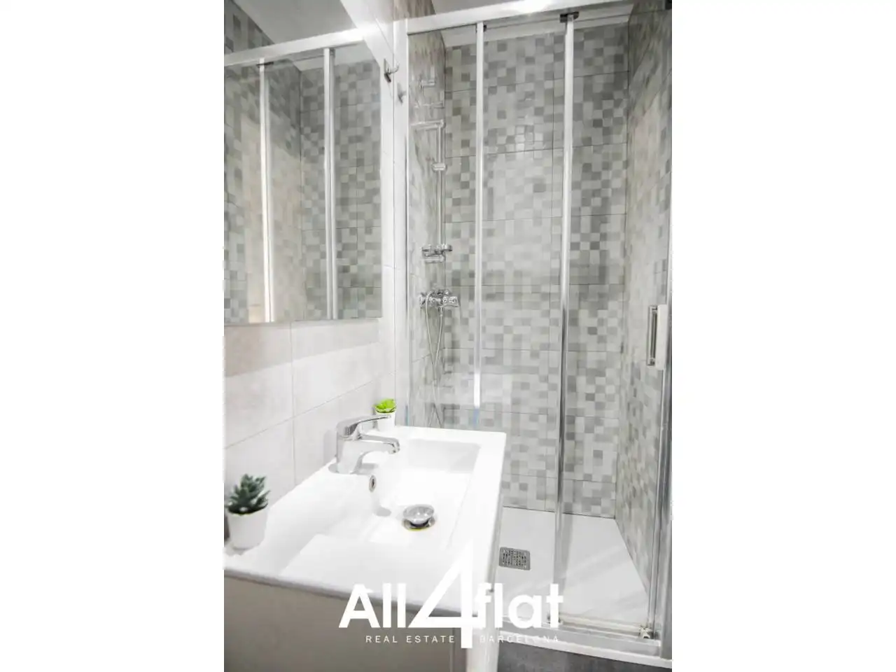 Bathroom of Flat for rent in Barcelona  with Air Conditioner, Parquet flooring and Terrace