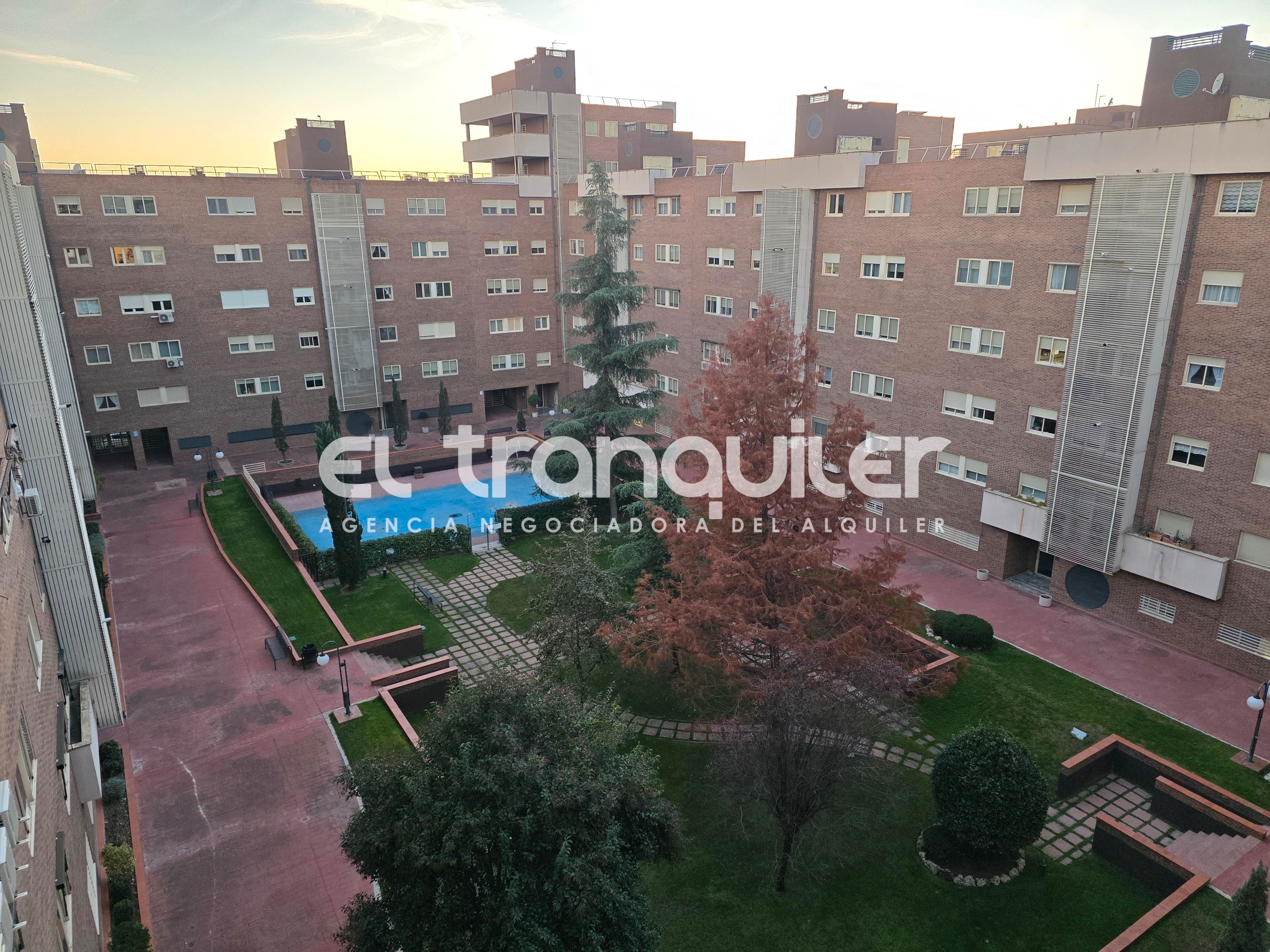 Exterior view of Flat to rent in  Madrid Capital  with Air Conditioner, Parquet flooring and Swimming Pool