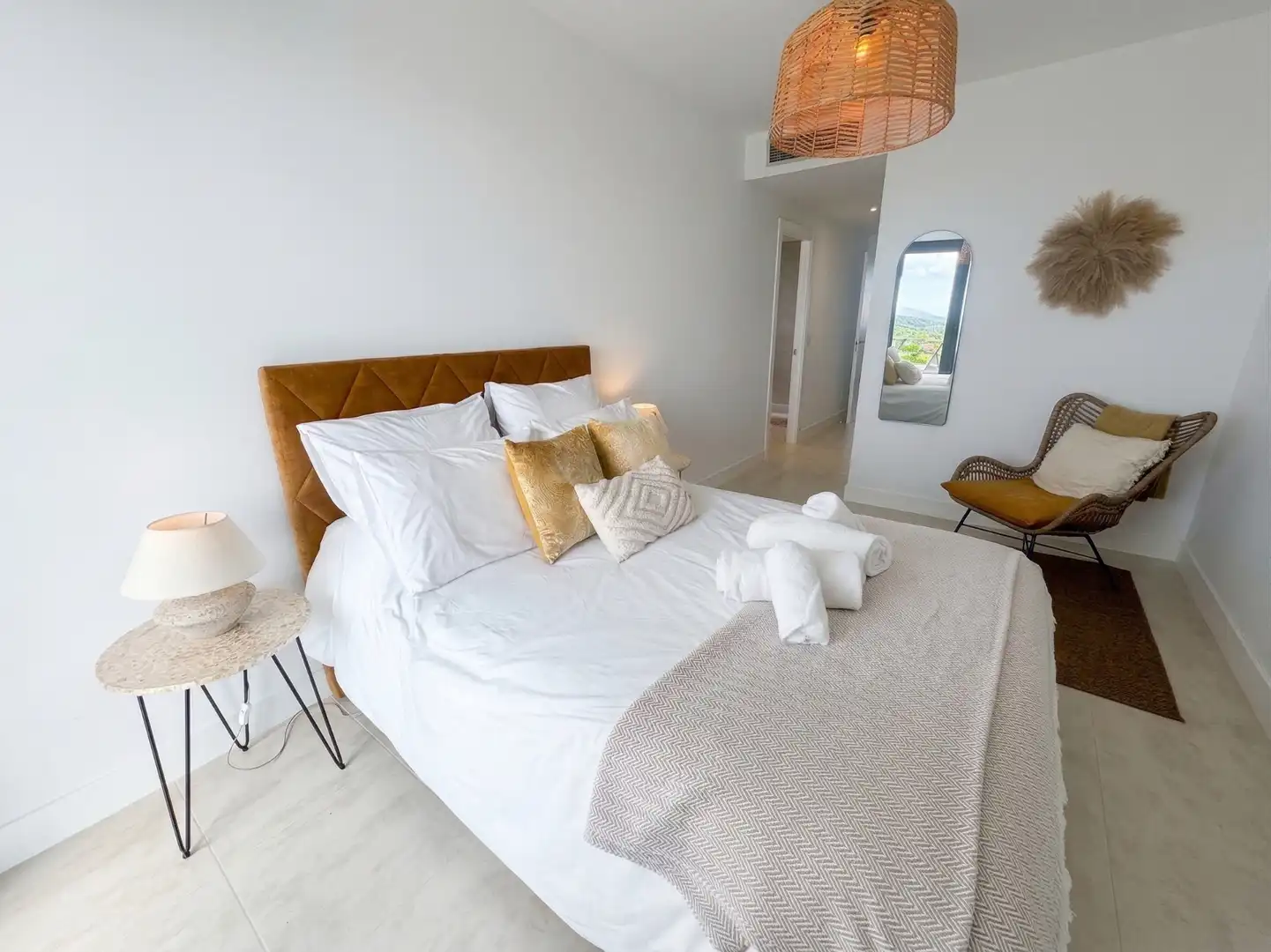 Schlafzimmer von Dachboden zum Verkauf in Manilva mit Klimaanlage, Heizung und Terrasse