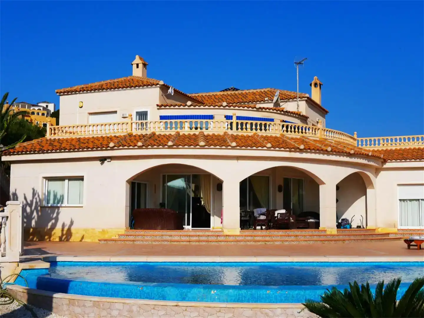 Vista exterior de Casa adosada en venda en El Campello amb Aire condicionat, Jardí privat i Traster