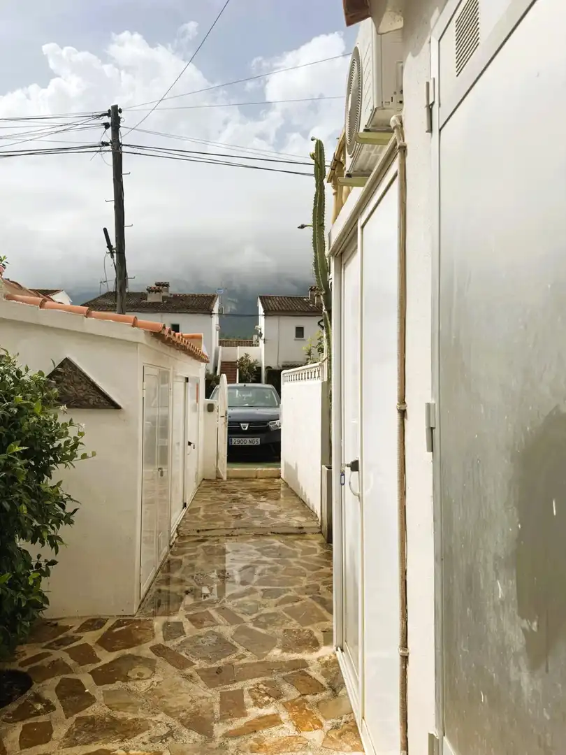 Außenansicht von Einfamilien-Reihenhaus zum Verkauf in Dénia mit Klimaanlage, Privatgarten und Terrasse
