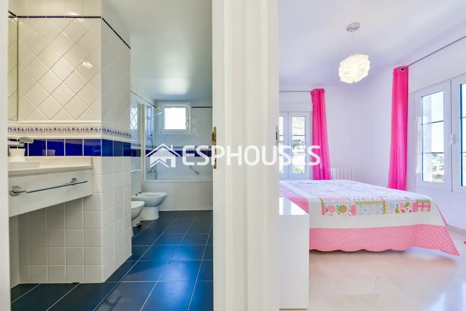 Bathroom of Houses for sale in Oliva  with Air Conditioner, Heating and Terrace