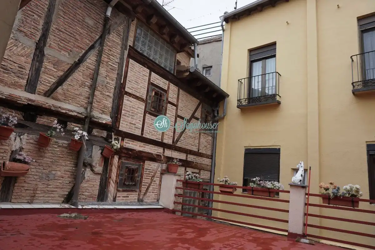 Vista exterior de Piso en venta en Segovia con Calefacción, Parquet y Terraza