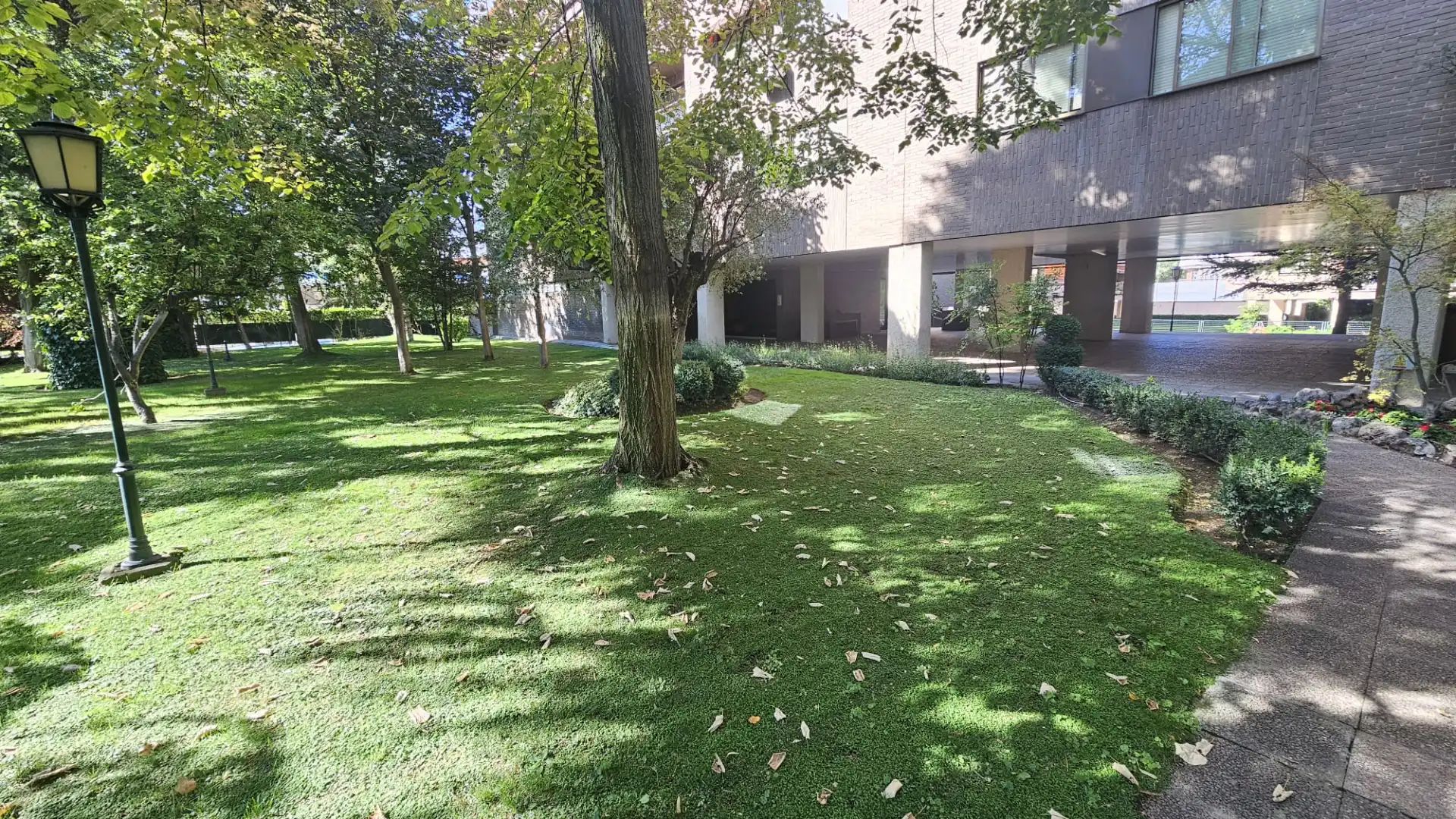 Außenansicht von Wohnung zum Verkauf in Madrid mit Klimaanlage, Heizung und Privatgarten