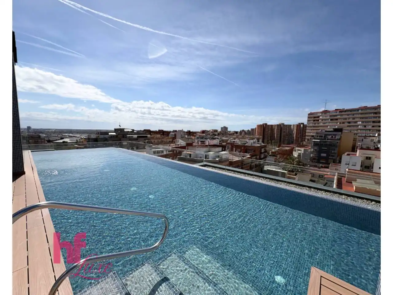 Schwimmbecken von Wohnung zum Verkauf in L'Hospitalet de Llobregat mit Klimaanlage, Heizung und Terrasse