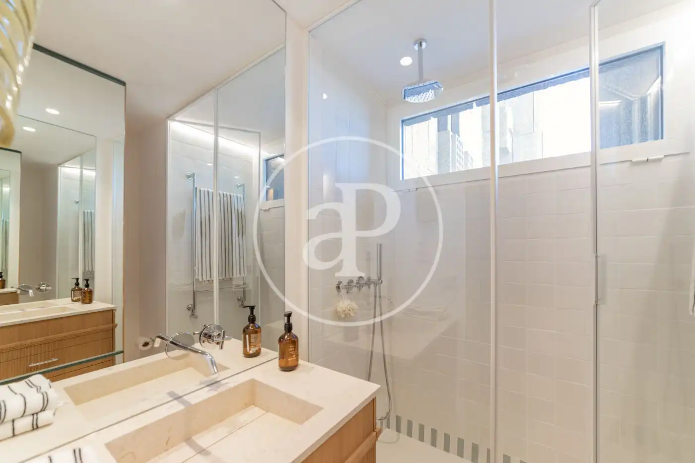 Badezimmer von Wohnung zum Verkauf in Madrid mit Klimaanlage, Heizung und Terrasse