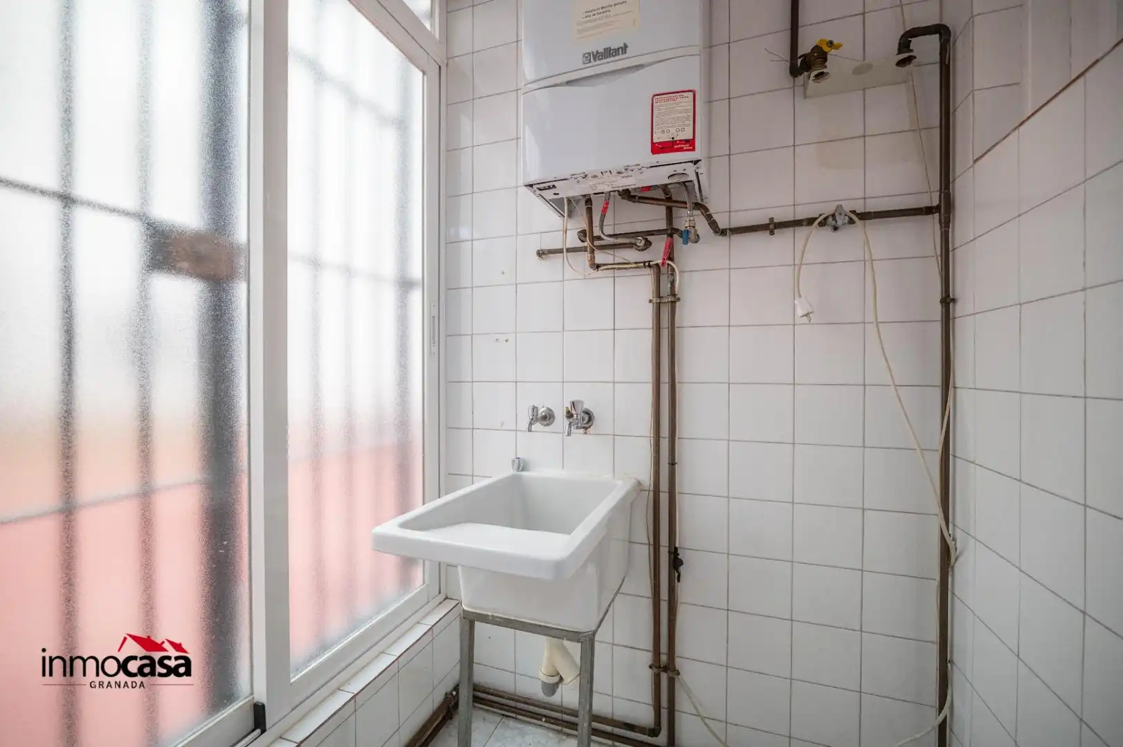 Bathroom of Flat for sale in Granada  with Air Conditioner, Heating and Balcony