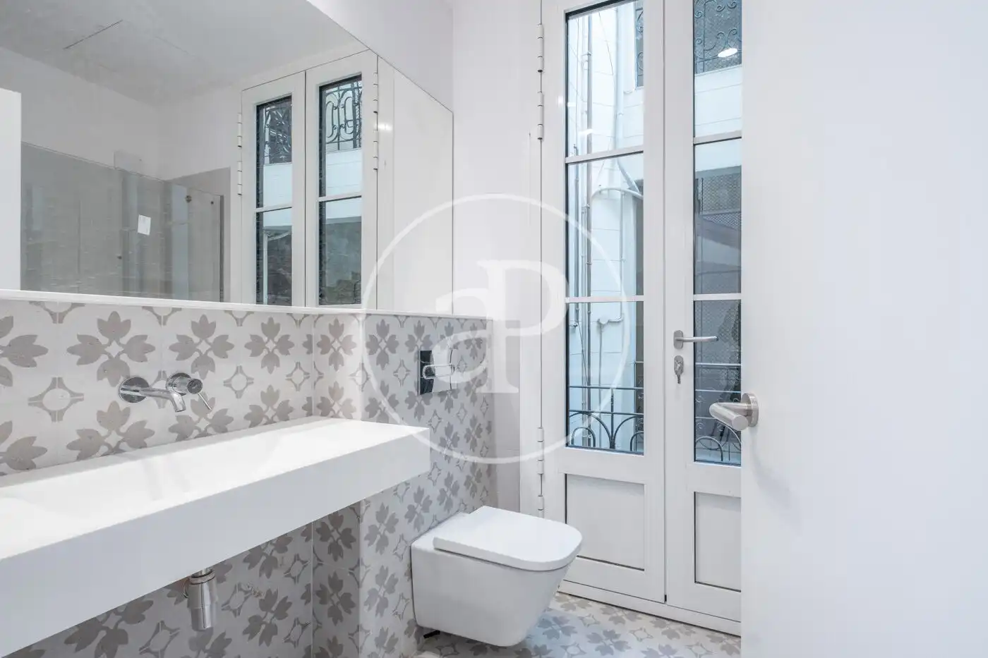 Bathroom of Flat for rent in Barcelona  with Air Conditioner, Heating and Balcony