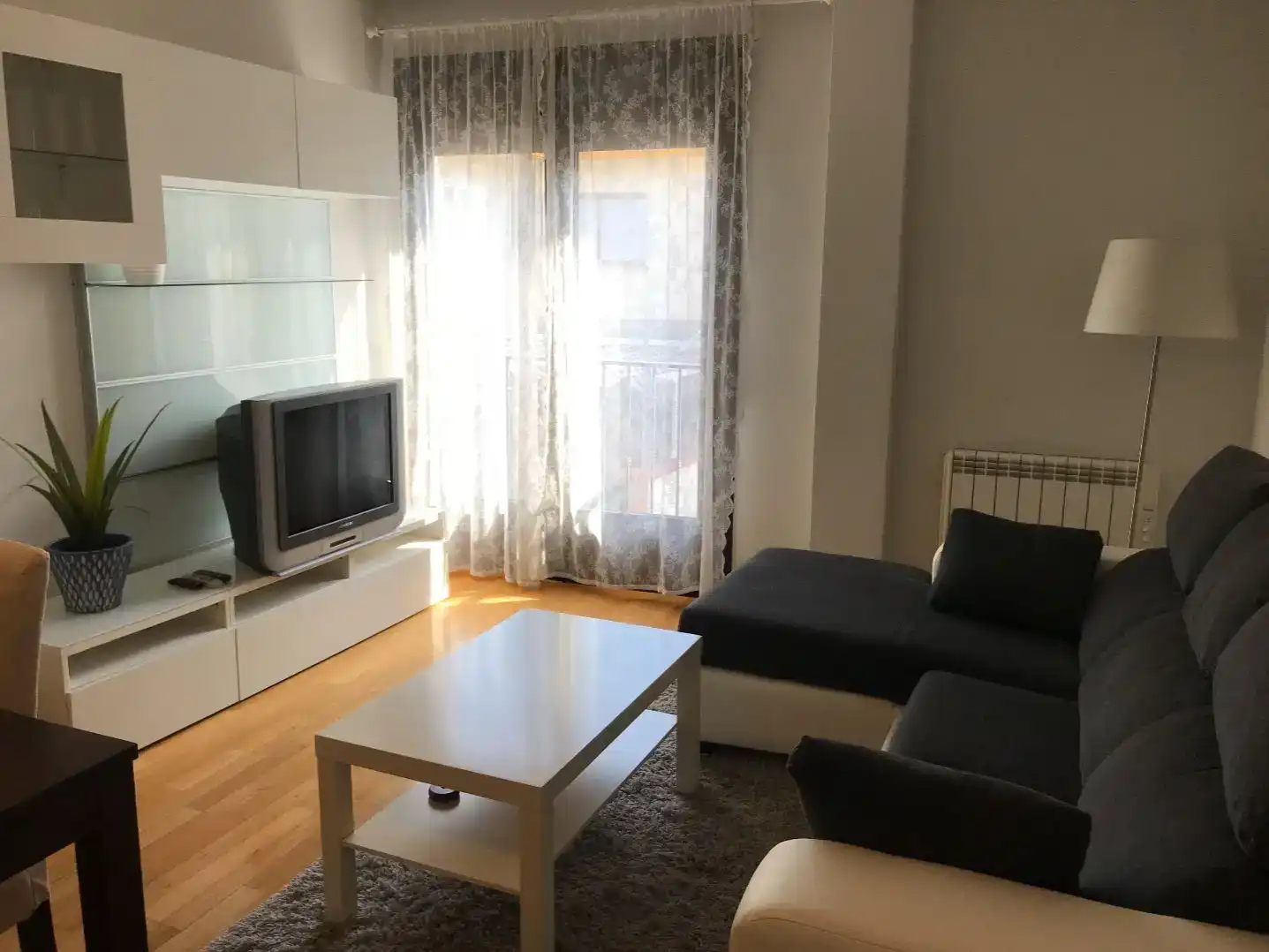 Sala d'estar de Pis en venda en El Tiemblo  amb Aire condicionat, Parquet i Moblat