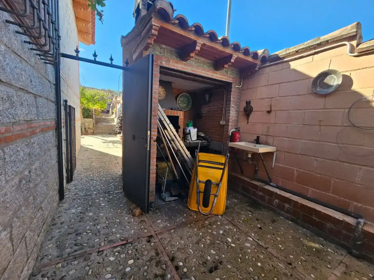 Vista exterior de Casa o xalet en venda en Navahermosa amb Aire condicionat, Piscina i Balcó