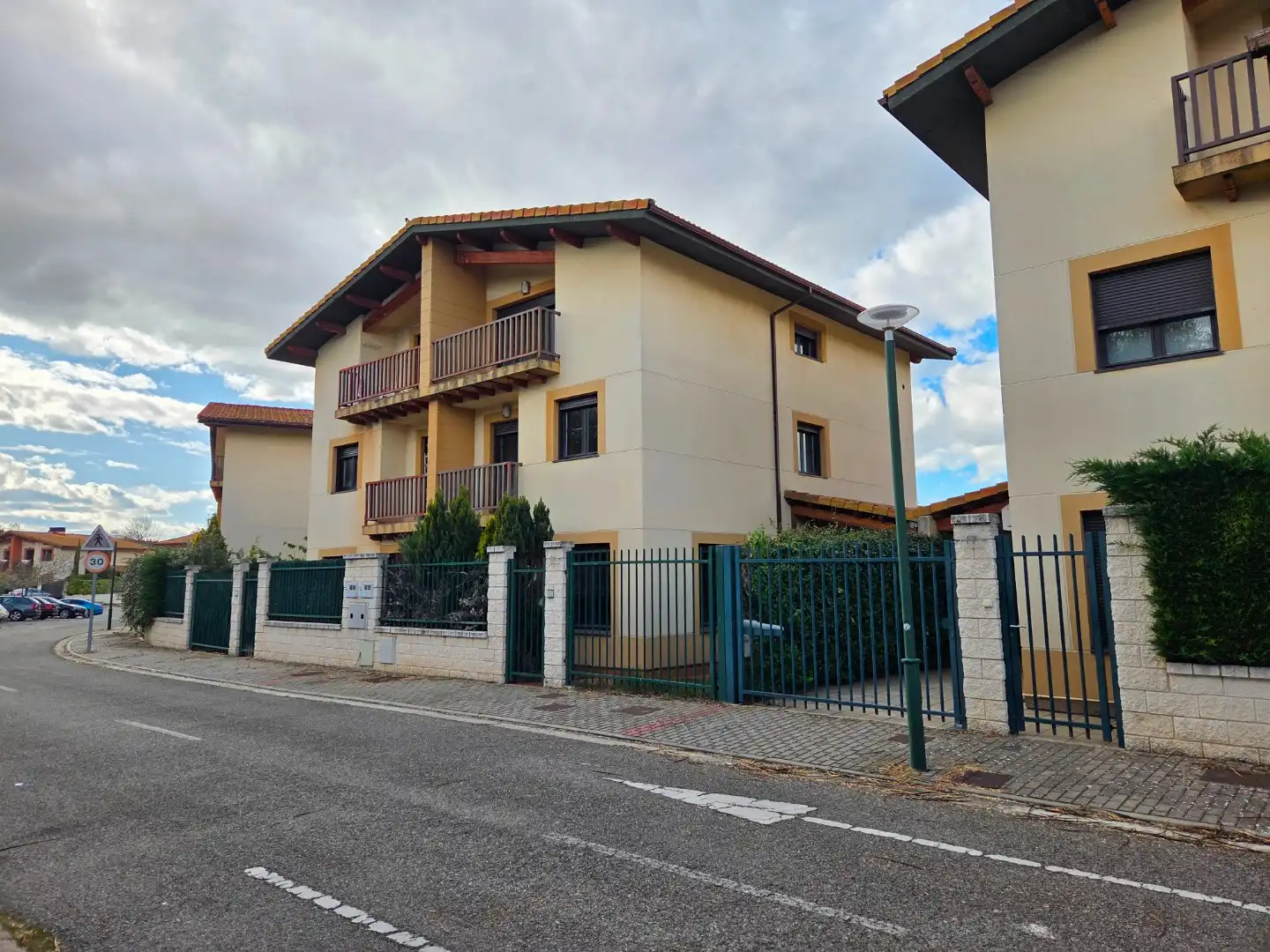 Vista exterior de Casa adosada en venta en Cardeñadijo con Calefacción, Jardín privado y Terraza