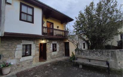 Vista exterior de Casa adosada en venda en Arenas de Iguña amb Jardí privat i Parquet