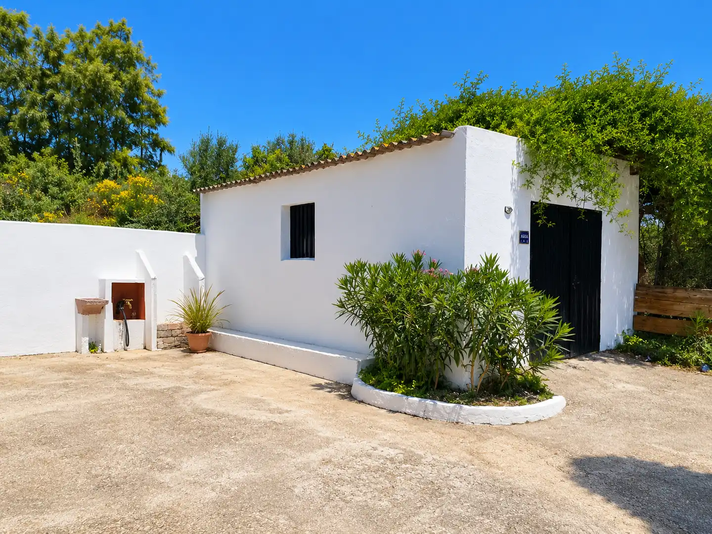 Vista exterior de Casa o xalet en venda en Estepona amb Jardí privat, Terrassa i Piscina