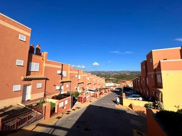 Adossat amb piscina en venda a Avenida Amatista