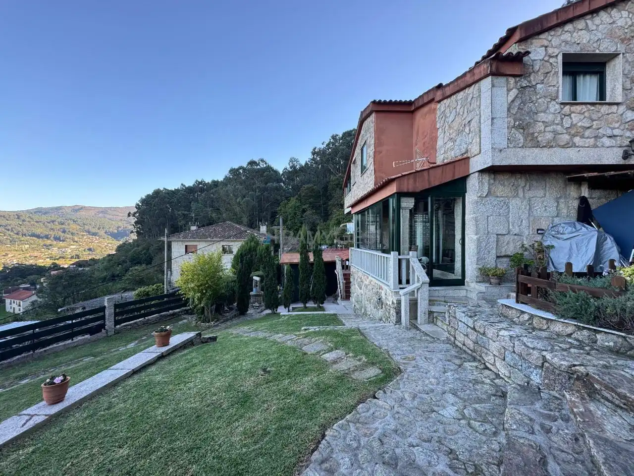 Vista exterior de Casa o xalet en venda en Redondela amb Calefacció, Jardí privat i Terrassa