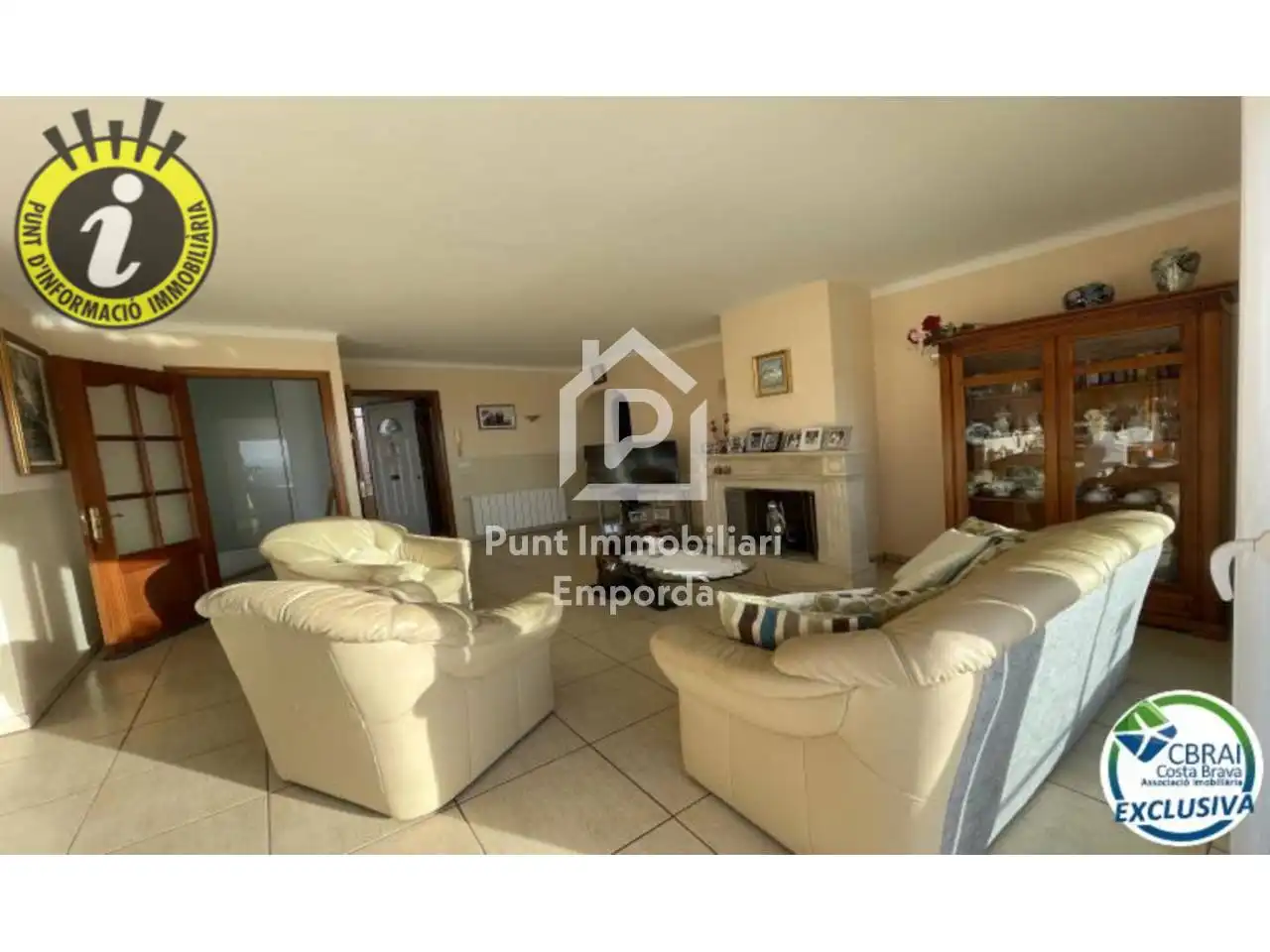 Sala d'estar de Casa o xalet en venda en Roses amb Aire condicionat, Jardí privat i Terrassa