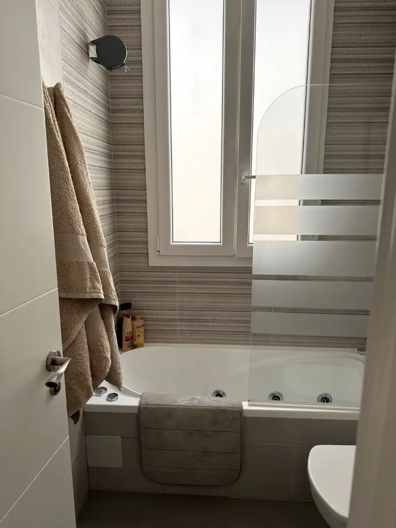 Badezimmer von Wohnung zur Miete in Madrid mit Klimaanlage, Heizung und Möbliert
