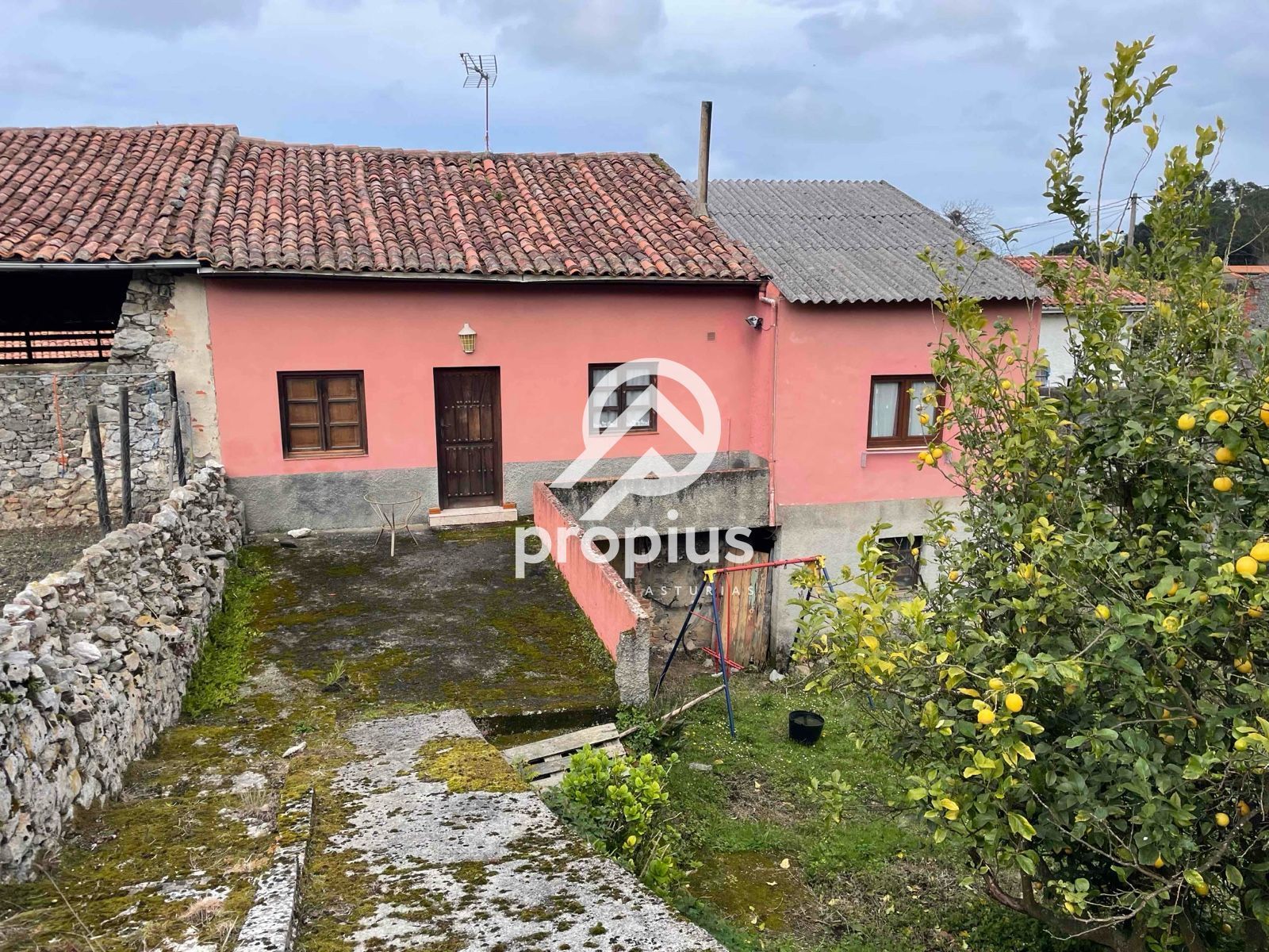 Vista exterior de Casa o xalet en venda en Llanes amb Calefacció, Parquet i Terrassa