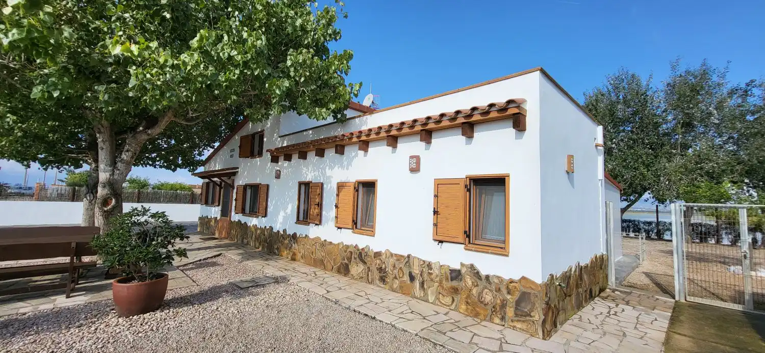 Außenansicht von Haus oder Chalet zum Verkauf in Deltebre mit Klimaanlage und Abstellraum