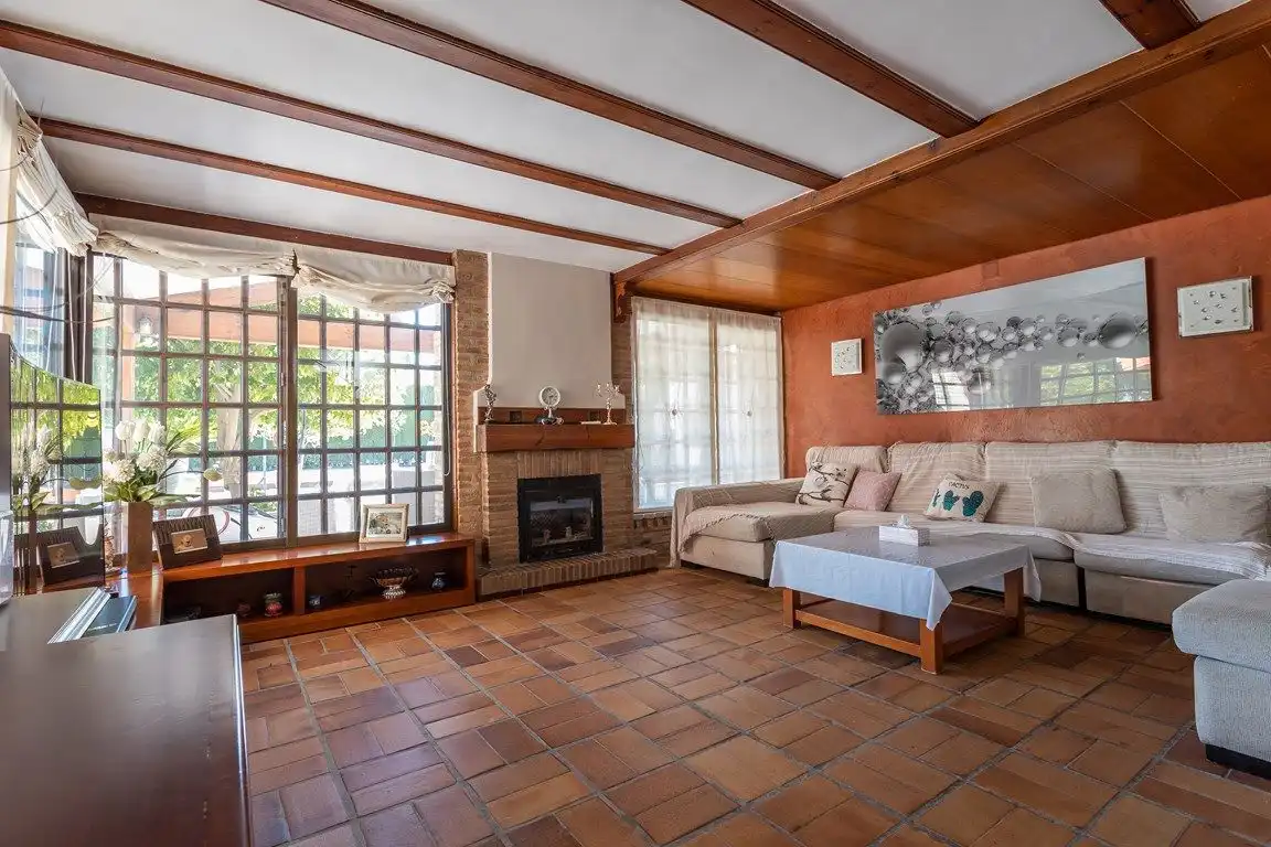 Sala d'estar de Casa o xalet en venda en Peligros amb Aire condicionat, Calefacció i Jardí privat