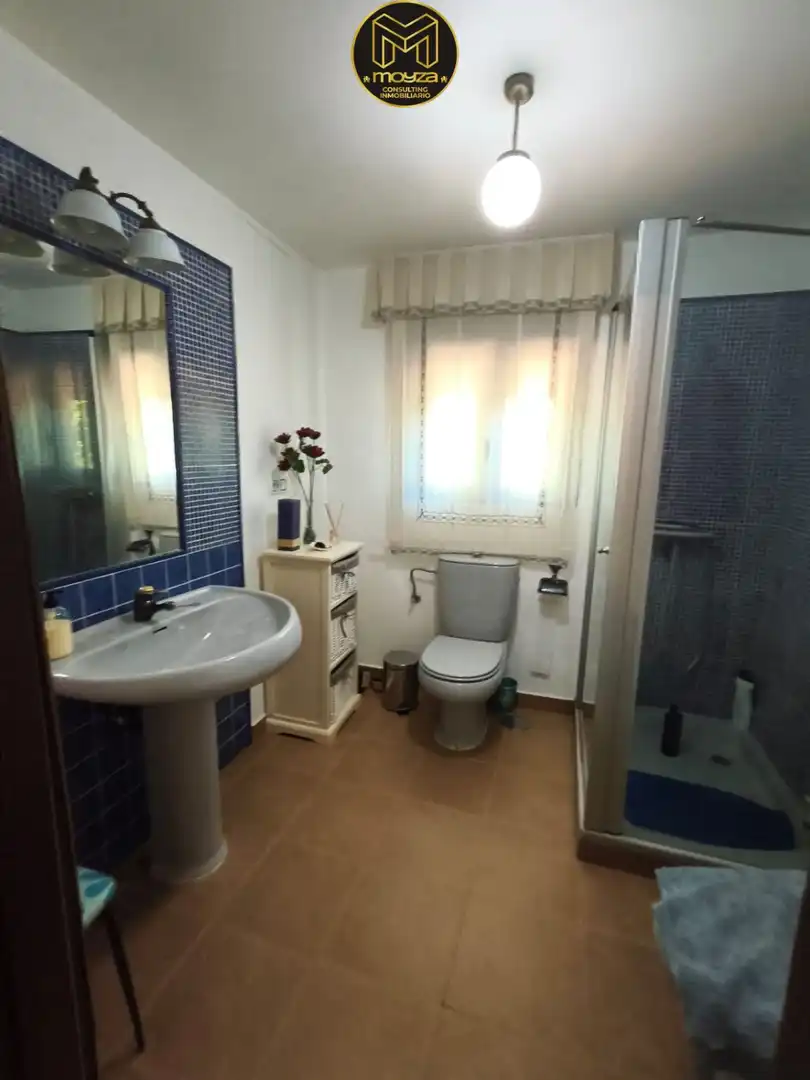 Bany de Casa o xalet en venda en Jaén amb Aire condicionat, Calefacció i Parquet