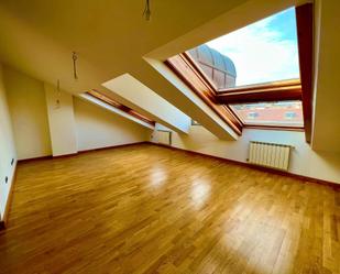 Sala d'estar de Dúplex en venda en Torrelavega  amb Calefacció i Parquet