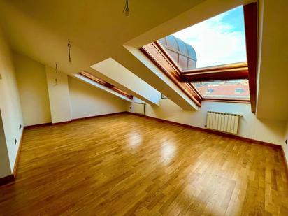 Sala d'estar de Dúplex en venda en Torrelavega  amb Calefacció i Parquet