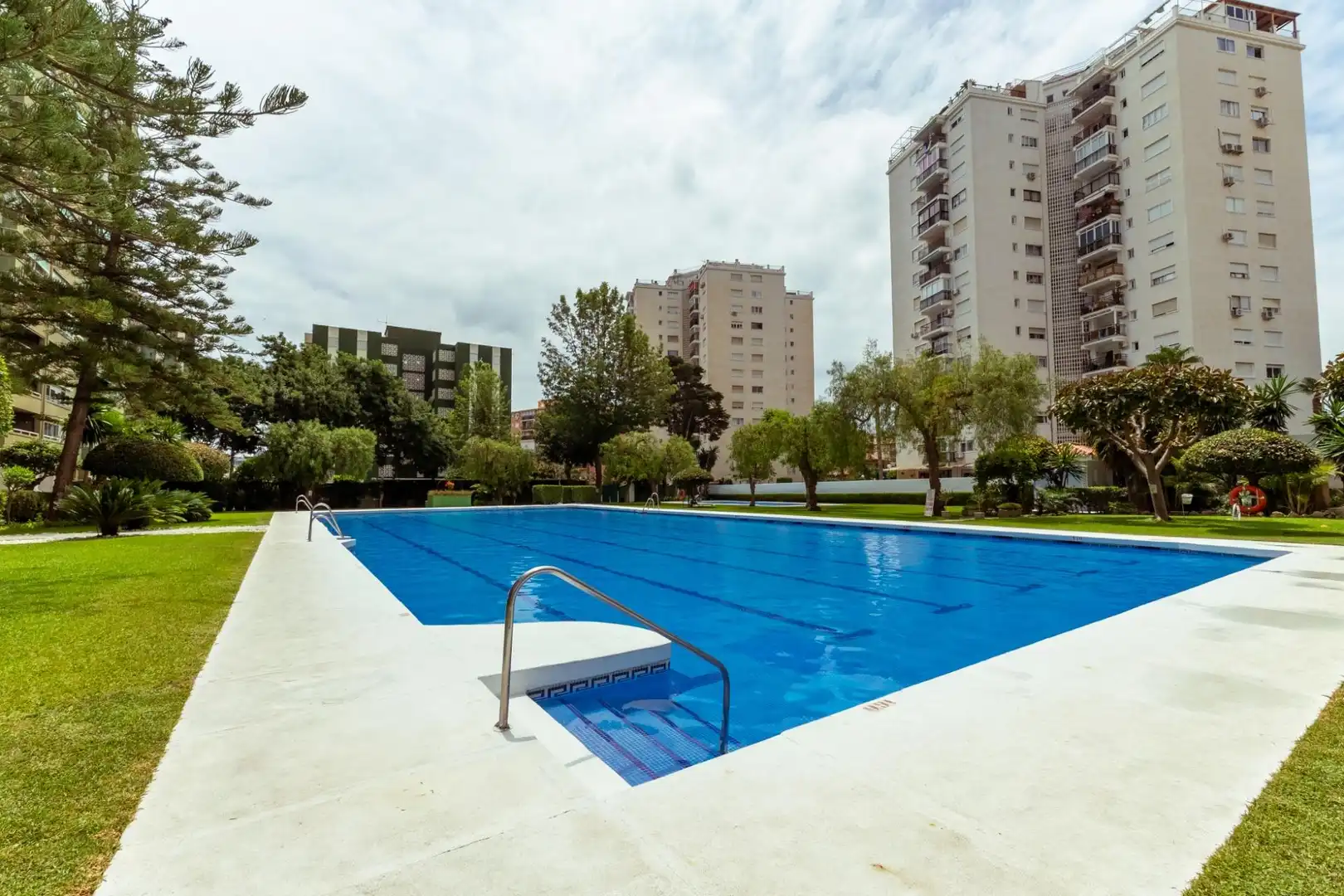 Schwimmbecken von Wohnung zum Verkauf in Fuengirola mit Klimaanlage, Heizung und Gemeinschaftspool
