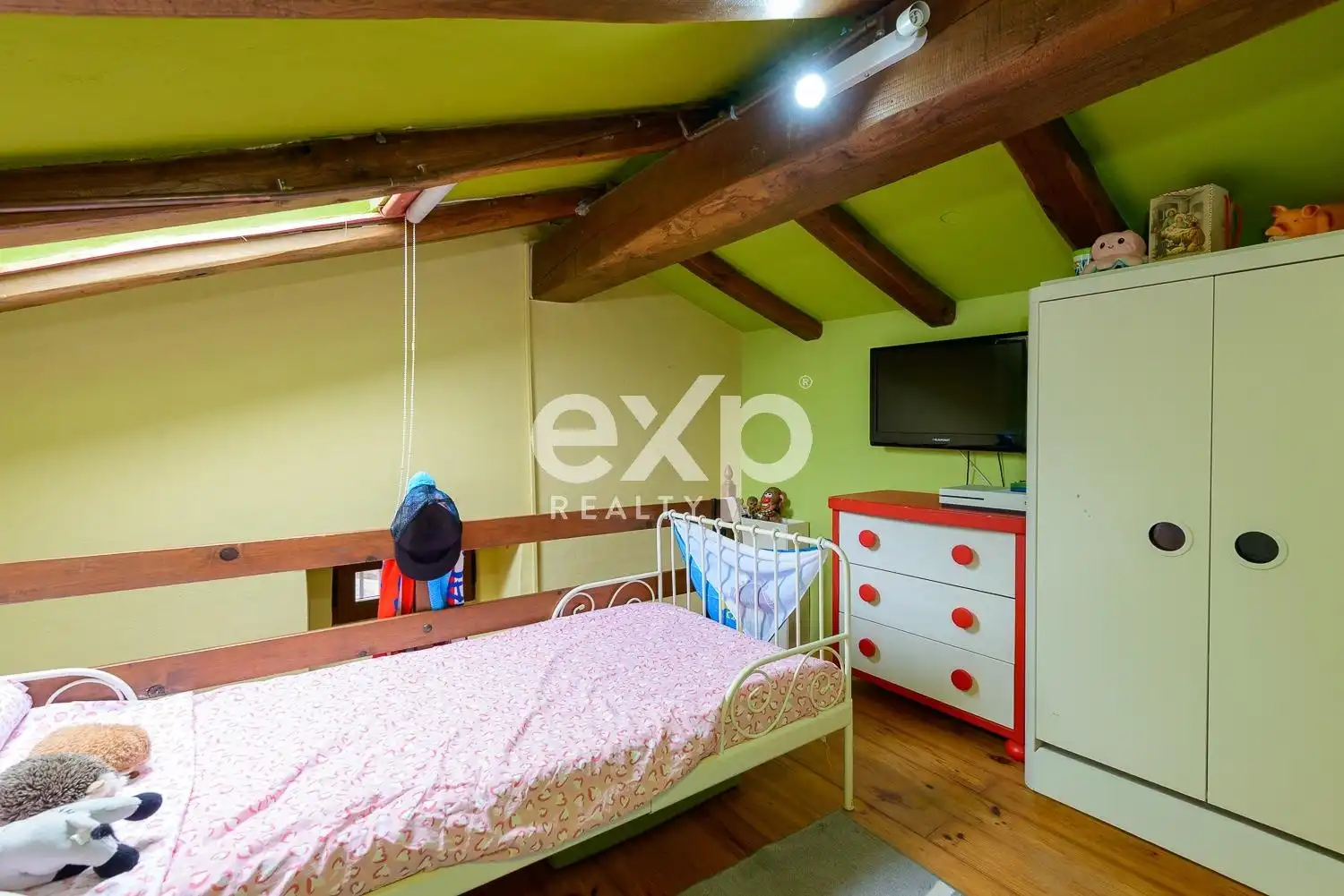 Dormitori de Casa o xalet en venda en Lena amb Calefacció, Jardí privat i Terrassa