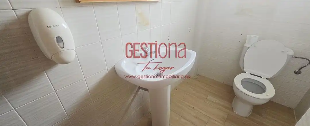 Badezimmer von Geschaftsraum zum Verkauf in Arnuero mit Möbliert
