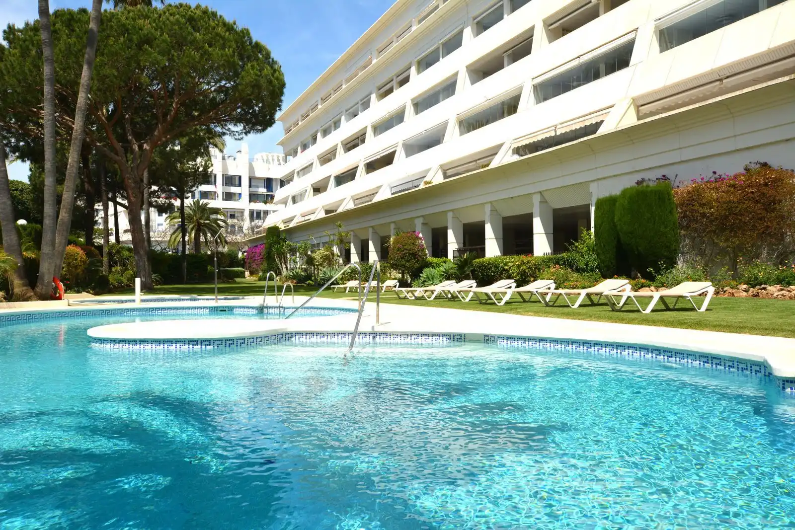 Piscina de Apartamento en venta en Marbella con Terraza, Trastero y Amueblado